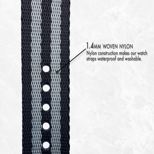 以下が含まれることがあります： 1.4mmの厚さの黒とグレーの織りナイロン製の腕時計のストラップのクローズアップ。ストラップには、フィット感を調整するための複数の穴があります。画像には「1.4MM WOVEN NYLON」というテキストが表示されています。ナイロン構造により、当社の腕時計のストラップは防水性と洗濯性を備えています。