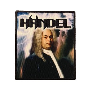Può includere: Una toppa rettangolare ricamata raffigurante un ritratto di George Frideric Handel con parrucca bianca e cappotto scuro. Il testo HÄNDEL è stampato in un carattere nero, grassetto e stilizzato in alto su uno sfondo di nuvole e fulmini.