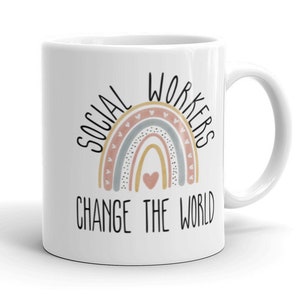 Könnte beinhalten: Eine weiße Keramik-Kaffeetasse mit einem Regenbogen-Design und dem Text "Social Workers Change The World".