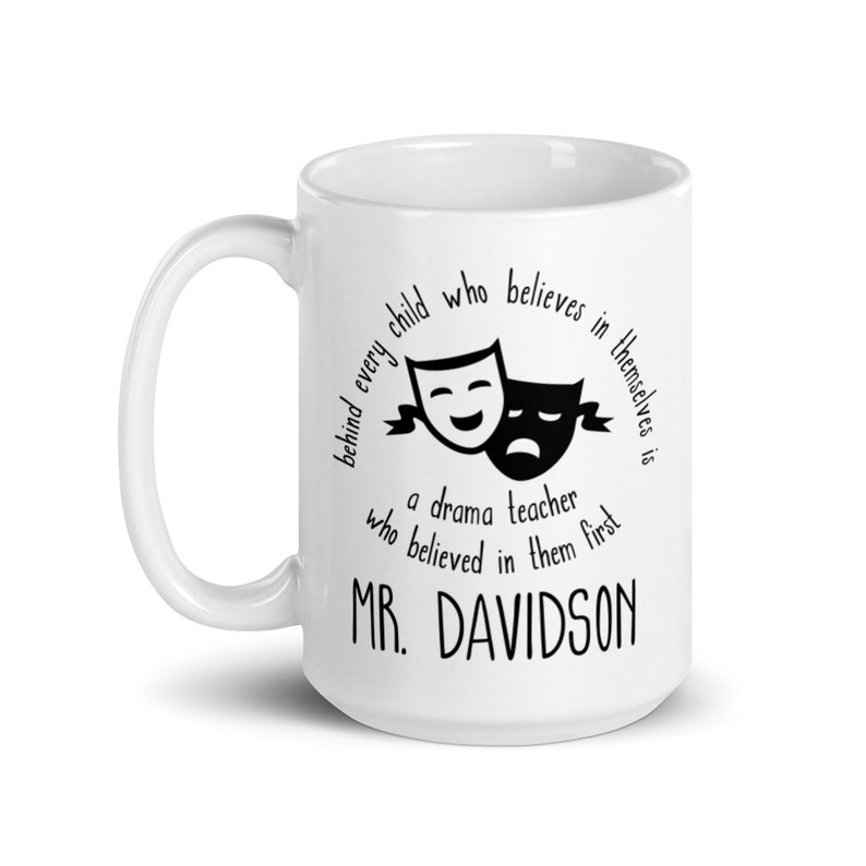 Może przedstawiać: Biały kubek ceramiczny z czarnym wzorem przedstawiającym dwie maski teatralne, cytat o nauczycielach dramatu i imię "MR. DAVIDSON".