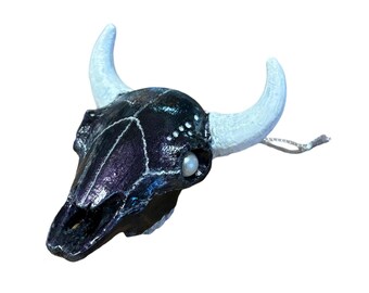 Adorno de calavera de toro iridiscente