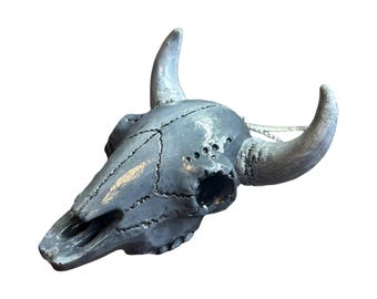 Adorno de calavera de toro nublado
