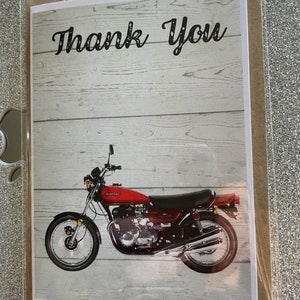 Pack de 3 tarjetas de motocicleta clásicaS A6. El frente se puede dejar sin un mensaje si lo prefiere. Viene completo con sobres marrones reciclados.