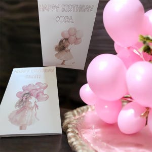 Tarjeta de cumpleaños personalizada para niña. Decorada con letras en oro rosa.