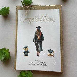 Carte de voeux de remise des diplômes personnalisée, avec un diplôme et une feuille d'or « Félicitations »