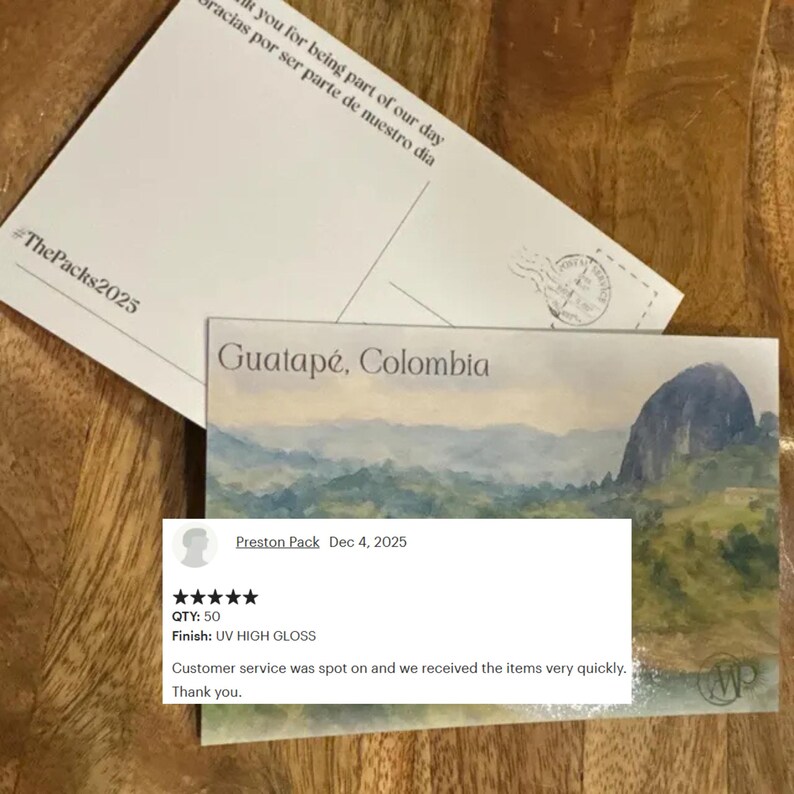 May include: Two postcards, one white with text and the hashtag #ThePacks2025, and another with a landscape of Guatap&eacute;, Colombia. A customer review is visible, mentioning the quantity of 50 and a UV high gloss finish.
