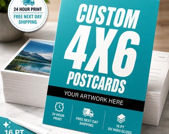 以下が含まれることがあります： ティール色の背景に「CUSTOM 4X6 POSTCARDS YOUR ARTWORK HERE」という白い文字が書かれた4x6インチの長方形のポストカードの束。24時間印刷、翌日配送、16pt UVハイグロス仕上げを示すアイコンが含まれています。