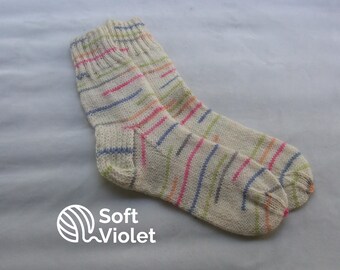 Chaussettes faites main douces, chaudes et durables pour femmes et enfants.