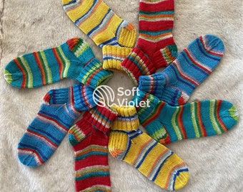 Chaussettes tricotées à la main pour femmes/enfants à partir de fil de laine « Regia ».
