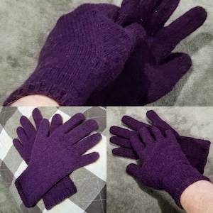 Puede incluir: Un par de guantes de punto de color morado. Los guantes se muestran en dos posiciones diferentes, una con los dedos extendidos y la otra con los dedos enroscados.