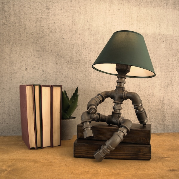 Sitting Man Vol.3 -Tafellamp - Bureaulamp - Edison lamp - Steampunk lamp - Industriële lamp - Pijplamp - Robot pijplamp