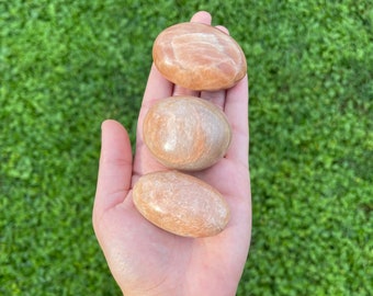 U kiest: ONE Peach Moonstone Palmstone- Madagascar- Love, Insight, Intuition