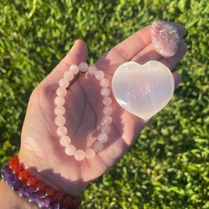 Conjunto de amor universal: pulsera de cuarzo rosa, caída de cuarzo rosa de lavanda, corazón de selenita de satén