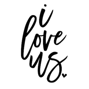 Könnte beinhalten: Schwarz-weißer Kalligraphie-Text mit der Aufschrift "i love us" mit einem kleinen Herzsymbol am Ende.