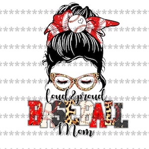 Op de afbeelding: Een digitale illustratie van een vrouw met een rommelige knot, die een bril draagt en een rood-wit hoofdband met een honkbal erop. De tekst "Loud & Proud Baseball Mom" staat onder het hoofd van de vrouw.