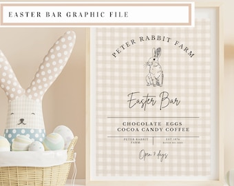 Può includere: Un cartello stampabile per un bar di Pasqua, con un coniglio dei cartoni animati, un motivo a quadri e il testo "Peter Rabbit Farm", "Easter Bar", "Chocolate Eggs", "Cocoa Candy Coffee", "Est. 1874", "Batch No. 2018", e "Open 7 days". Il cartello è incorniciato in una cornice di legno chiaro.
