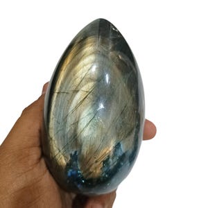 以下が含まれることがあります： 濃い青、緑、金色の虹色の光沢を持つ、大きな研磨されたラブラドライトの卵