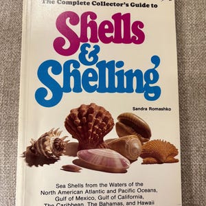 Puede incluir: Un letrero de madera rústico con la frase "Welcome to our home" en letras blancas. El letrero presenta un acabado envejecido y un diseño sencillo y acogedor.