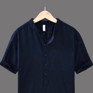 Klassisches dunkelblaues Baumwoll-Kurta-Shirt für Männer, minimalistisches Herrenoberteil, durchgeknöpftes Oberteil, Kurzarm-Sommerkleid, Stehkragenoberteil.