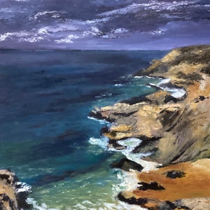 Puede incluir: Una pintura de una costa rocosa con un cielo tormentoso. El océano es de un azul profundo y las rocas son de un marrón claro. El cielo es de un morado oscuro con nubes blancas.