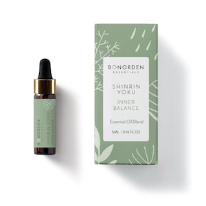 Könnte beinhalten: Eine kleine braune Glasflasche mit goldenem Deckel und Tropfer. Die Flasche ist mit dem Text "BONORDEN ESSENTIALS SHINRIN YOKU INNER BALANCE Essential Oil Blend 5ML / 0.16 FL OZ" beschriftet. Die Flasche steht auf einem weißen Hintergrund.