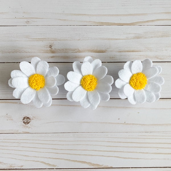 Daisy Magnets, Set of 3 Daisy Magnets, Felt Flower Magnets, White and Yellow Magnets, Kitchen Magnets, Office Magnets, Summer Magnets