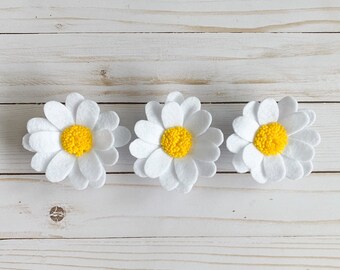 Daisy Magnets, Set of 3 Daisy Magnets, Felt Flower Magnets, White and Yellow Magnets, Kitchen Magnets, Office Magnets, Summer Magnets