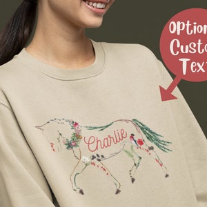 Sweat-shirt de cheval de Noël personnalisé, pull de Noël vintage de cheval floral d’hiver, cadeau de Noël pour les amateurs de chevaux, les cavaliers