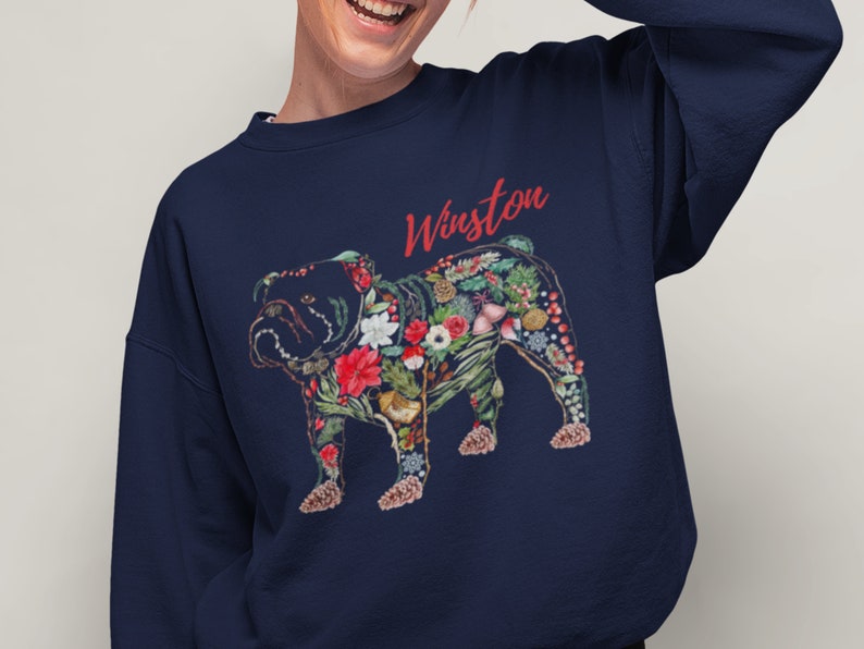 Peut inclure: Sweat-shirt bleu marine avec un bouledogue floral. Le bouledogue est orn&eacute; de fleurs et de feuillages rouges, blancs et verts. Le nom "Winston" est &eacute;crit en script rouge au-dessus du chien.