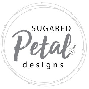 Op de afbeelding: Een grijs en wit logo met de tekst "SUGARED Petal designs" in een cirkel met een kleine bloemgrafiek.