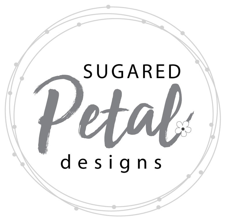 Op de afbeelding: Een grijs en wit logo met de tekst "SUGARED Petal designs" in een cirkel met een kleine bloemgrafiek.