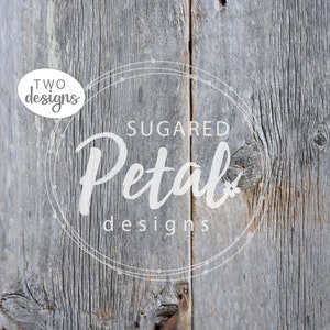 Könnte beinhalten: Nahaufnahme eines verwitterten grauen Holzhintergrunds mit einem weißen Kreislogo, auf dem in handschriftlicher Schrift "Sugered Petal designs" steht.