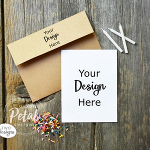 2 Ontwerpen | Mockup Note Card Brown Envelope Horizontale en verticale lay-outs Digitale Download JPG &PNG-foto Voeg uw eigen verjaardagsontwerp toe