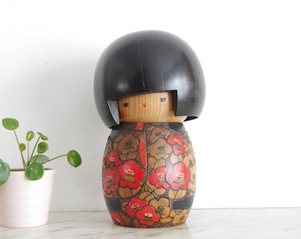 Vintage Gumma Kokeshi Von Kazuo Takamizawa (1927-) | Titel: &#39;Tsubaki - Camelia Flowers&#39; | 20,5 cm