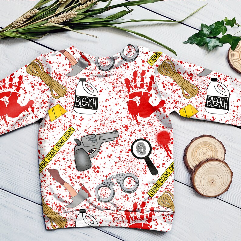 K&ouml;nnte beinhalten: Wei&szlig;er Pullover mit einem roten, gelben und schwarzen Tatort-Muster. Das Muster enth&auml;lt Handabdr&uuml;cke, Handschellen, eine Pistole, eine Lupe, ein Seil und Flaschen mit Bleichmittel. Der Text "Crime Scene" wird auf dem Pullover wiederholt.