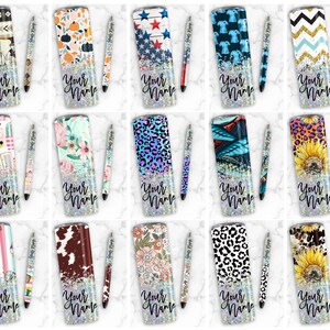 Puede incluir: Un conjunto de 15 vasos y bol&iacute;grafos personalizados con varios dise&ntilde;os. Los vasos son plateados con purpurina y presentan diferentes patrones, incluidos dise&ntilde;os florales, de estampado animal y geom&eacute;tricos. Los bol&iacute;grafos son negros con detalles plateados. Cada conjunto de vaso y bol&iacute;grafo incluye el texto "Your Name".