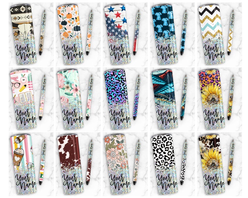 Puede incluir: Un conjunto de 15 vasos y bol&iacute;grafos personalizados con varios dise&ntilde;os. Los vasos son plateados con purpurina y presentan diferentes patrones, incluidos dise&ntilde;os florales, de estampado animal y geom&eacute;tricos. Los bol&iacute;grafos son negros con detalles plateados. Cada conjunto de vaso y bol&iacute;grafo incluye el texto "Your Name".