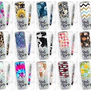 Puede incluir: Veinte dise&ntilde;os diferentes de vasos personalizados con bol&iacute;grafos a juego. Cada vaso presenta un patr&oacute;n diferente, incluidos dise&ntilde;os florales, de estampado animal, geom&eacute;trico y abstracto. Los vasos son todos plateados con purpurina y el texto "Your Name" est&aacute; impreso en cada uno.