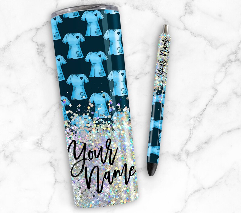 Puede incluir: Un vaso azul y blanco con acabado brillante y un patr&oacute;n de batas azules con un coraz&oacute;n en el bolsillo. El vaso tiene el texto "Your Name" en la parte inferior. Tambi&eacute;n se muestra un bol&iacute;grafo a juego con el mismo patr&oacute;n y texto.