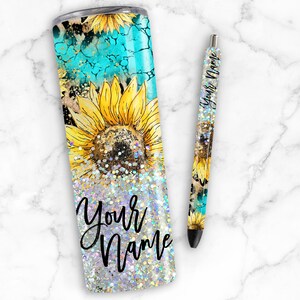 Puede incluir: Un vaso de glitter turquesa y dorado con un dise&ntilde;o de girasol y el texto "Your Name". Tambi&eacute;n se muestra una pluma a juego con el mismo dise&ntilde;o y el texto "Your Name".