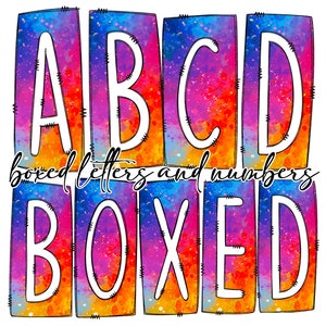 以下が含まれることがあります： 「ABCD BOXED」と綴られたカラフルな枠付き文字のセット。文字は黒で縁取られており、虹色のグラデーションの水彩画の背景があります。
