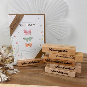 Gravierter Kartenständer, Geldgeschenk aus Holz, Spruchklotz mit Wunschtext, Finanzspritze Holzblock, Geburtstag Geschenk personalisiert