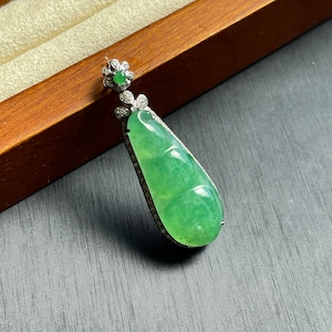 Ice Green Pea Pod Jade Pendant, 18K White Gold Jade Pendant, Natural Grade A Burmese Jadeite Jade Pendant, Minimalist Jade Pendant(冰绿18k金福豆）