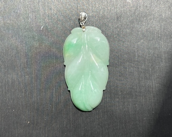 Colgante de hoja de jade verde manzana: jadeíta birmana, oro blanco de 18 quilates