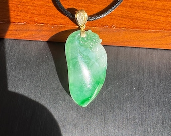 IJsgroene jademeloenhanger, 18 kt goud, Birmaanse jadeiet van natuurlijke kwaliteit