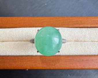 18Kホワイトゴールドと天然ダイヤモンドを使用した、柔らかな青緑色の 