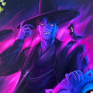 Puede incluir: Una impresión artística de fantasía que presenta un personaje con sombrero y abrigo negros, con la cara azul y un cuervo en el hombro. Un gato azul con ojos amarillos está en primer plano, sobre un fondo púrpura y rosa.