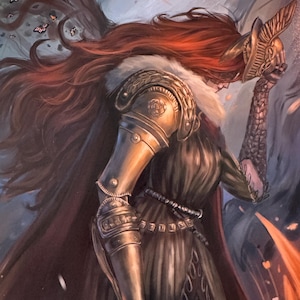 Può includere: Illustrazione dettagliata di una figura di guerriero con lunghi capelli rossi, che indossa un'armatura dorata e tiene una spada. L'opera presenta una tavolozza di colori scuri con sfumature di arancione e blu e un mantello fluente.