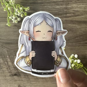 Sticker Chibi Frieren avec un grimoire, livre, Sticker anime, Fans d'anime, Anime Chibi mignon, Kindle, décoration pour ordinateur portable/journal