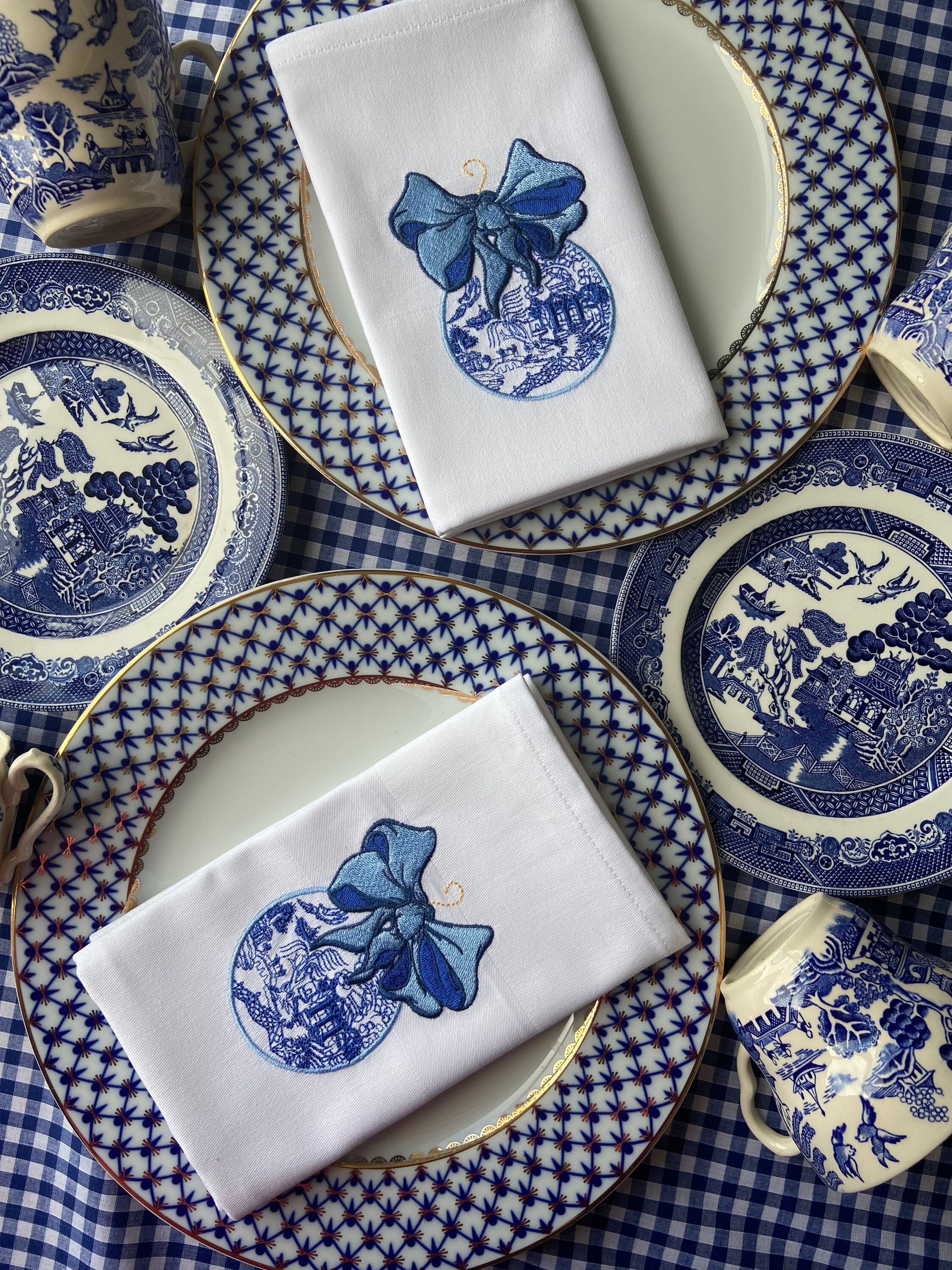 Blue Willow Christmas Napkins, Embroidered Blue and White , Tablecloth